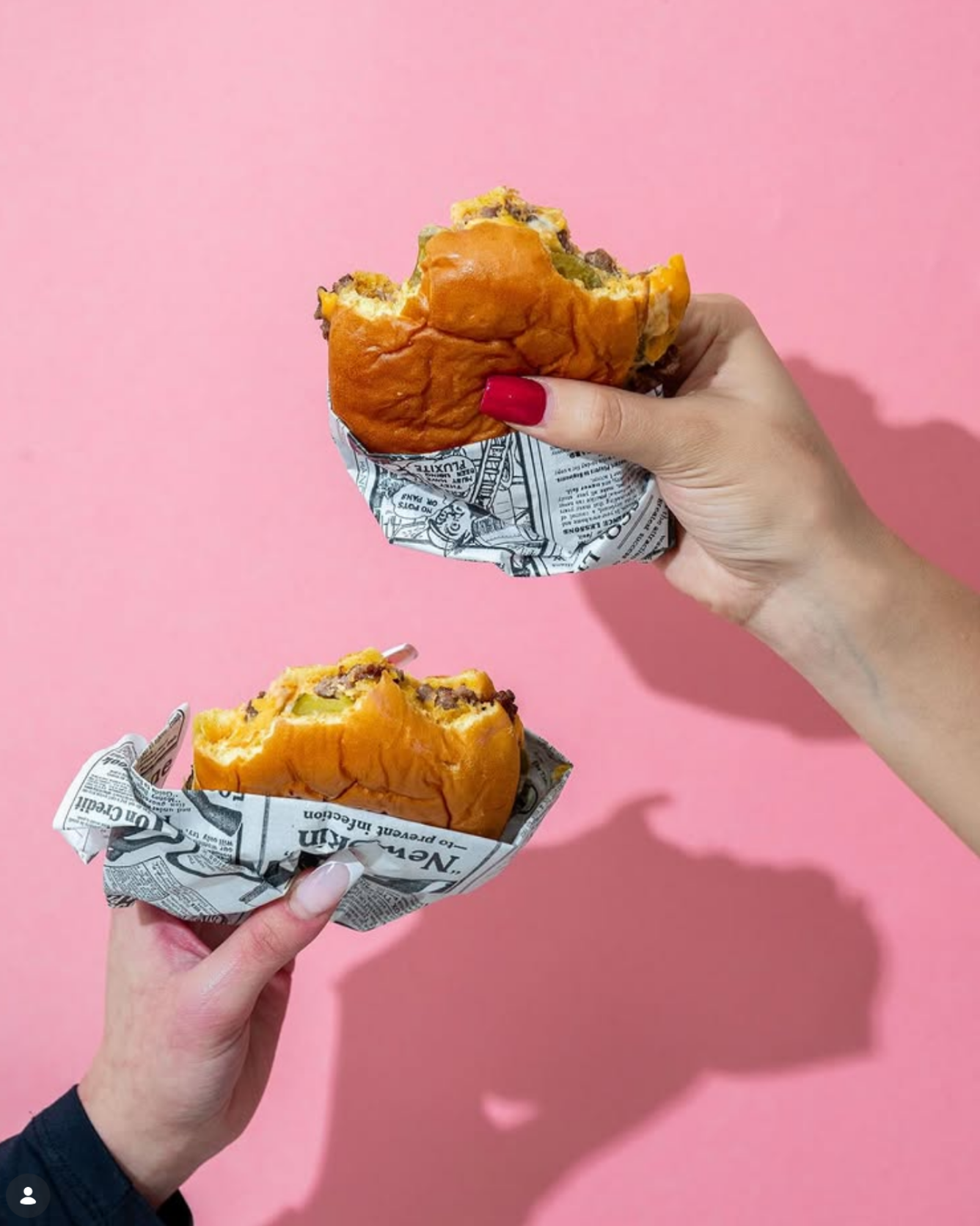 Saftiger Smash Burger mit geschmolzenem Cheddar